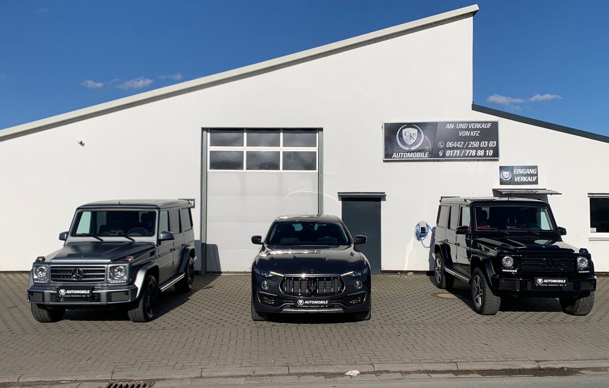 Bild vom CK Automobile Gebäude in Solms mit drei Autos davor
